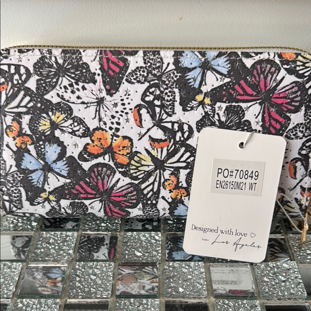 🦋 Blush Kiss Butterfly Wristlet Wallet – Chic & Functional! 🦋 - Picture 4 of 10